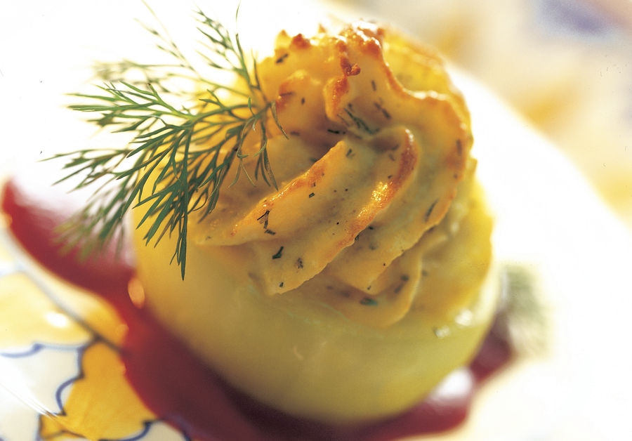 CHOUX-RAVES FARCIS DE POMME DE TERRE AU GRUYÈRE AOP ET SAUCE À LA BETTERAVE ROUGE