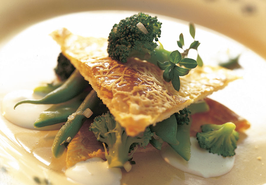 Feuilletés de Sbrinz aux Légumes verts et Sauce au Schabziger