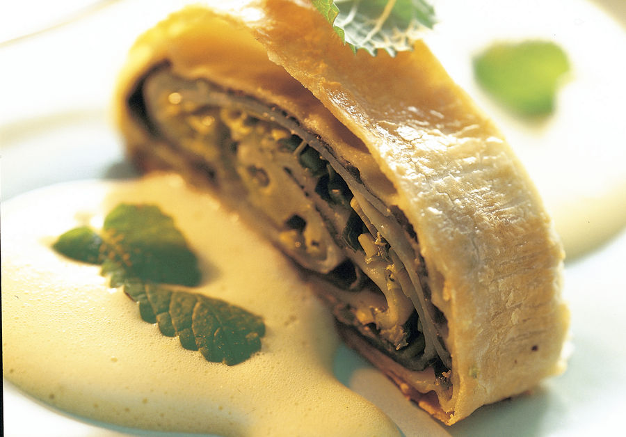 STRUDEL AU GRUYÈRE AOP ET SABAYON AU RAIFORT