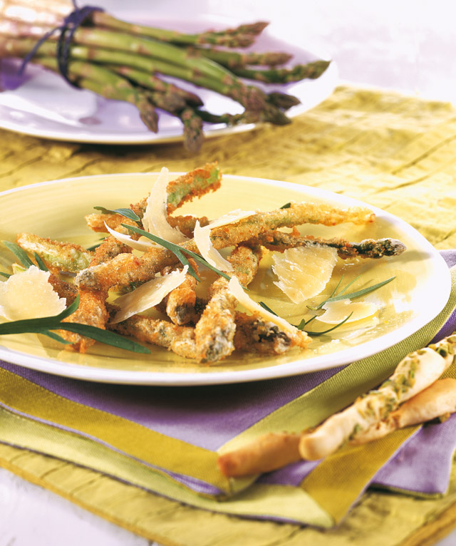 Asperges frites au Sbrinz AOP et à l'estragon, avec grissini aux pistaches