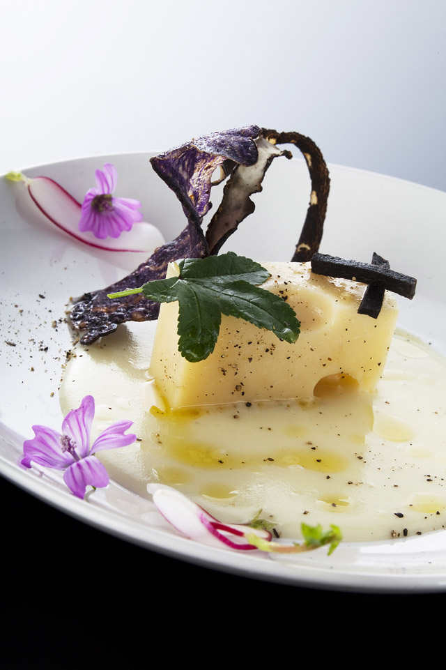 Emmentaler AOP suisse au coulis de pomme de terre, tagliatelles de légumes et truffe noire