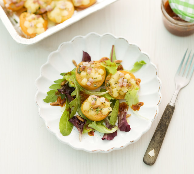 Salade estivale avec Raclette suisse® aux abricots grillés et pesto à la tomate