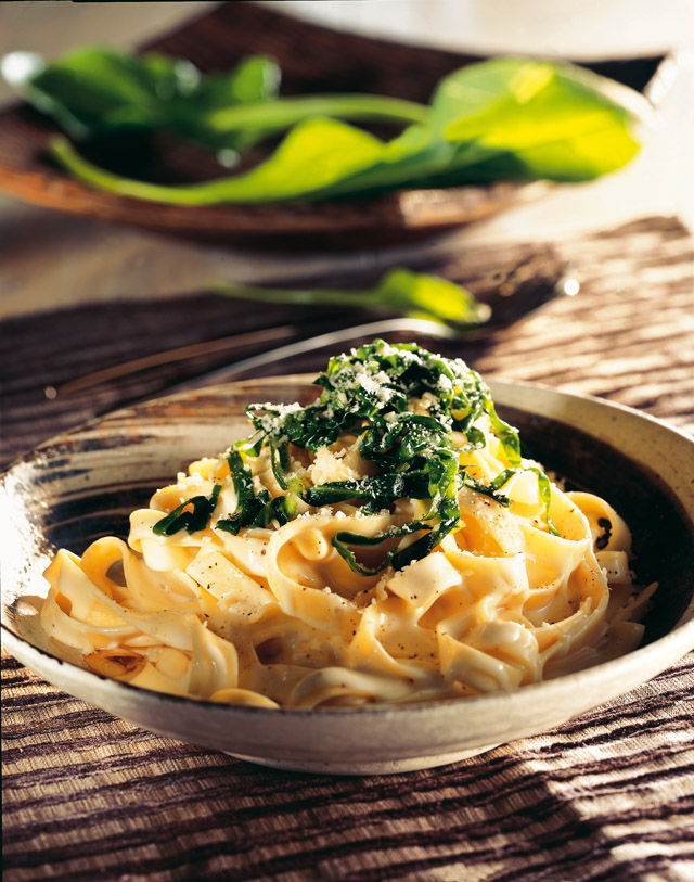 Tagliatelles à la fonduta, poêlée de blettes à l'ail, Sbrinz AOP et Emmentaler AOP suisse