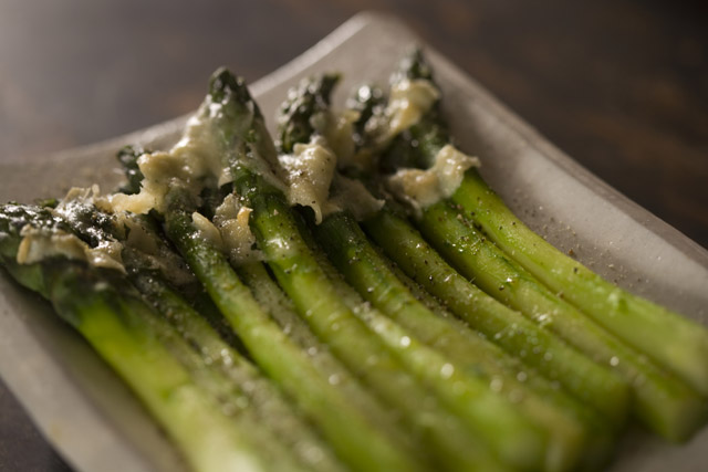 Asperges vertes gratinées au Sbrinz AOP