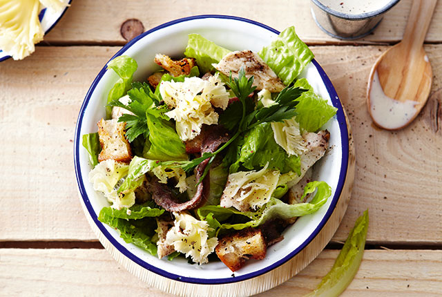 Salade Caesar et rosettes de Tête de Moine AOP