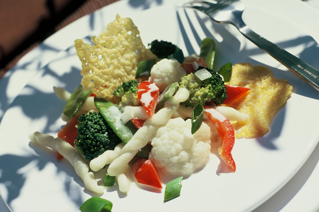 Strozzapreti aux légumes au wasabi et aux chips d'Emmentaler AOP