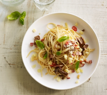 Spaghettis au fromage, aux lardons et aux bolets