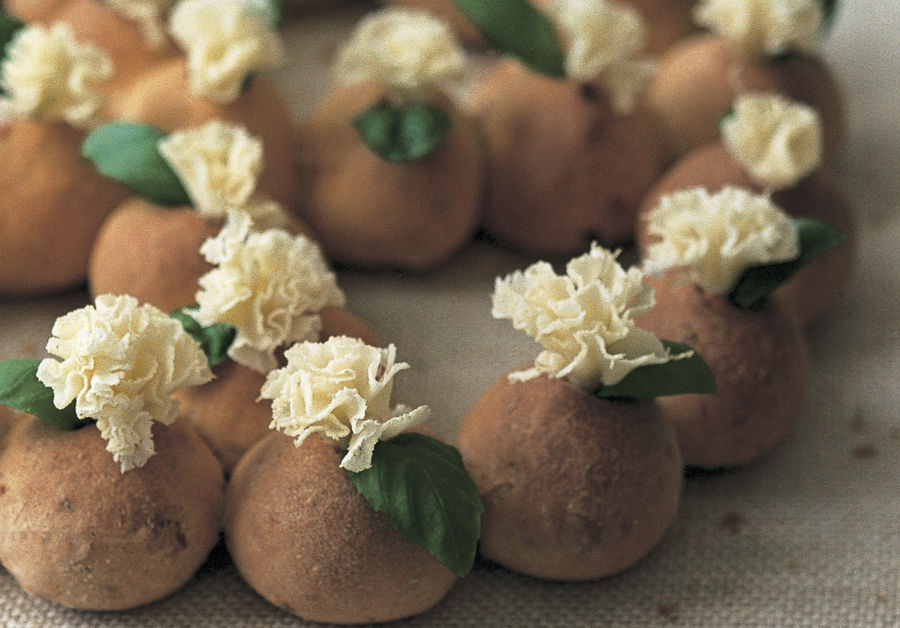 Couronne de petits pains à la tête-de-moine AOP et au basilic