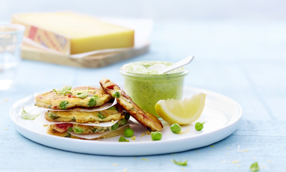 Galettes croustillants de Gruyère AOP Réserve, petit pois et chorizo, sauce à la menthe