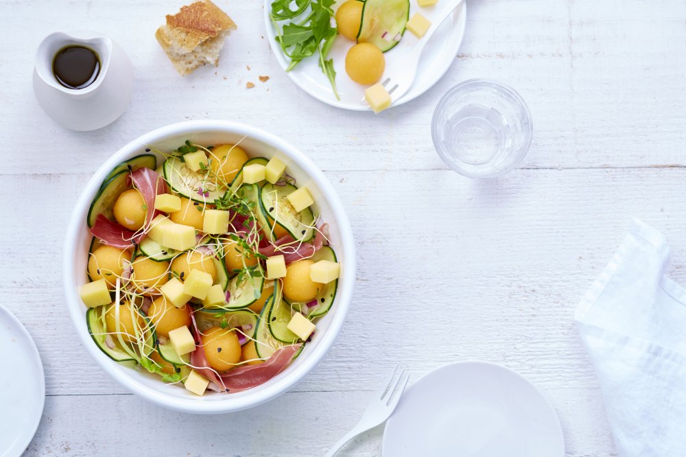 Salade de melon, jambon sec, concombre, thym et Gruyère d’Alpage AOP