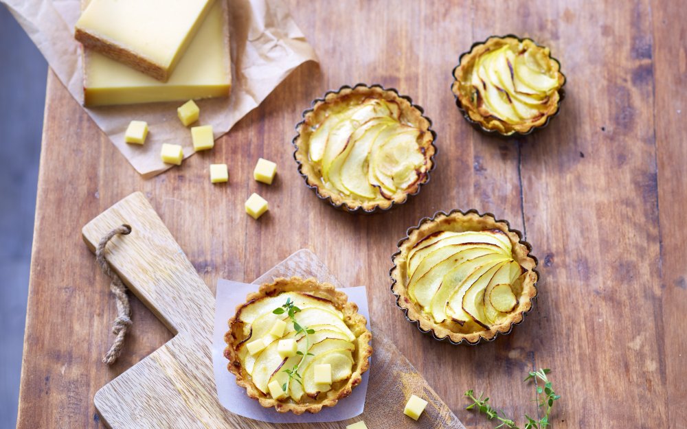 Tartelettes poires-pommes caramélisées et Gruyère d’Alpage AOP