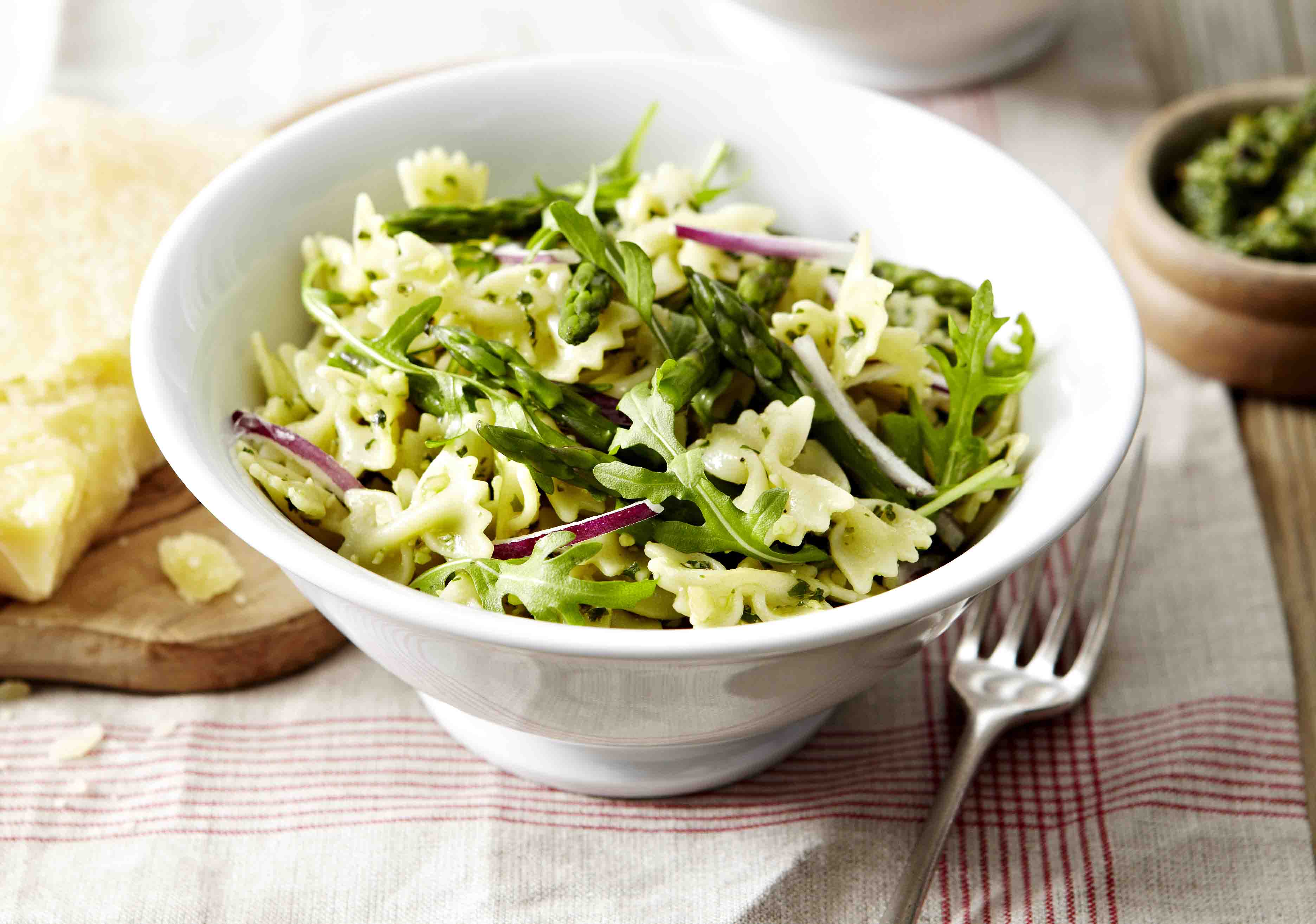 Farfalle, asperges et pesto au Sbrinz AOP