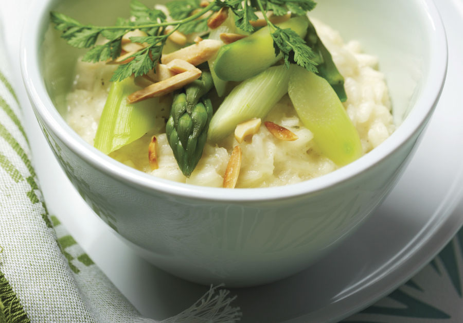 Risotto aux asperges avec amandes grillées et Sbrinz AOP