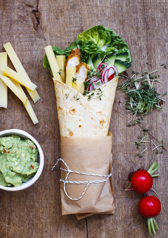 Wrap au fromage de montagne des Grisons, à l'avocat et à la poitrine de poulet rôtie