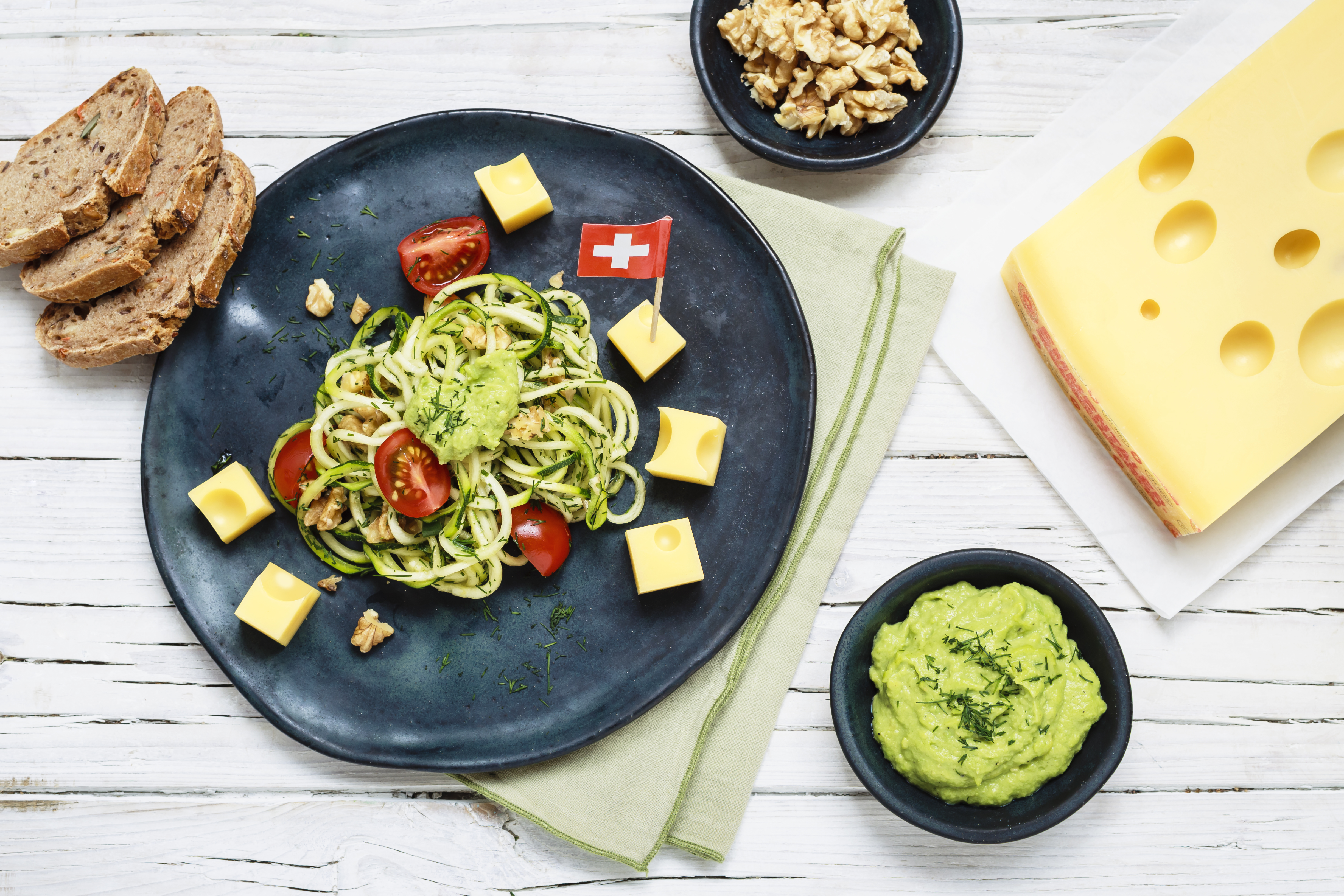 Spaghettis de courgette à la crème d'avocat et à l'Emmentaler AOP