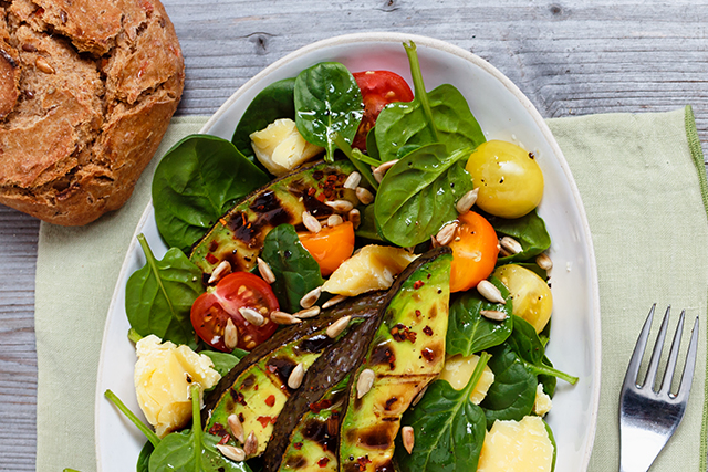 Salade d'épinards à l'avocat grillé et au Sbrinz AOP