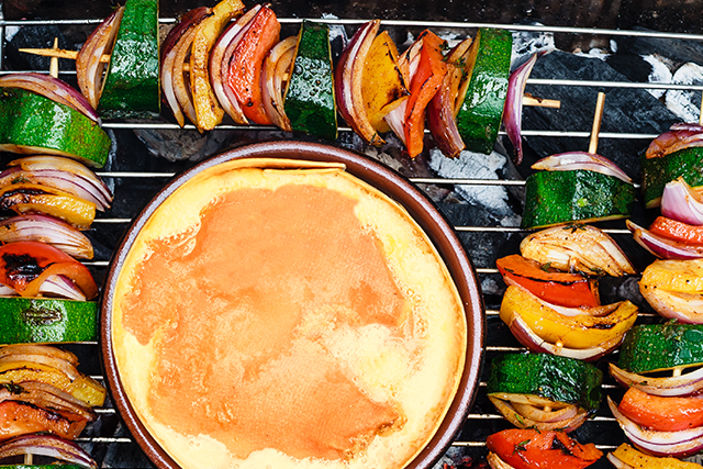 Brochettes de légumes et Vacherin Mont-d'Or AOP