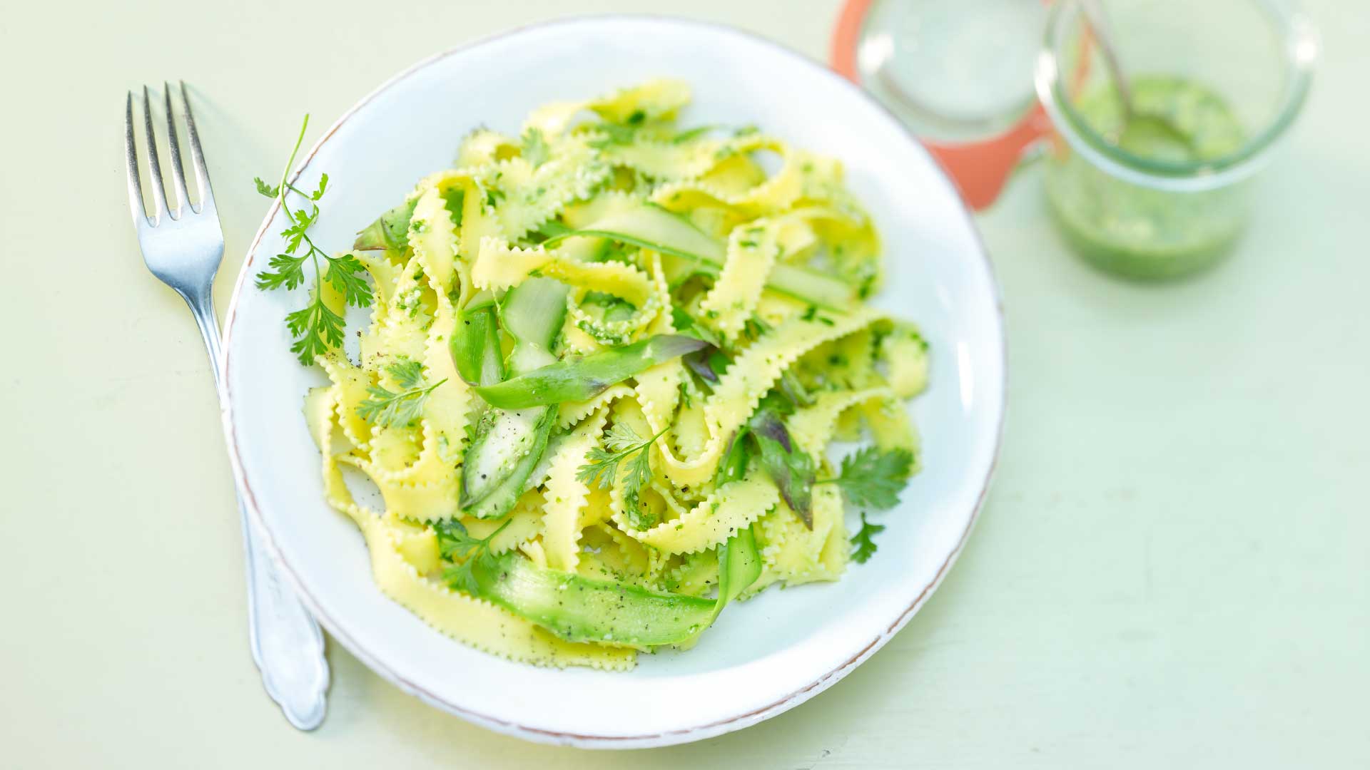 Nouilles aux asperges et pesto aux herbes