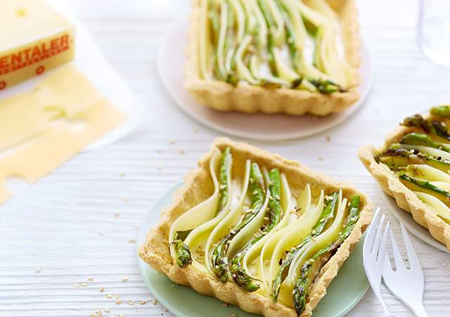 Tartelettes à l’Emmentaler AOP suisse et asperges vertes, graines de sésame et gingembre