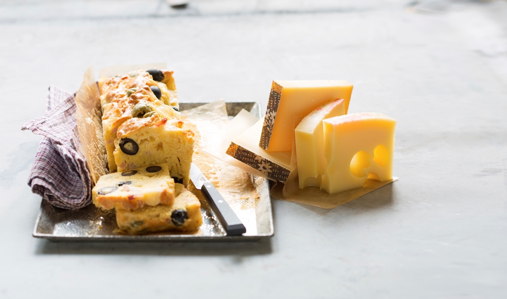 Cake aux olives, à l'Étivaz AOP et à l'Emmentaler AOP