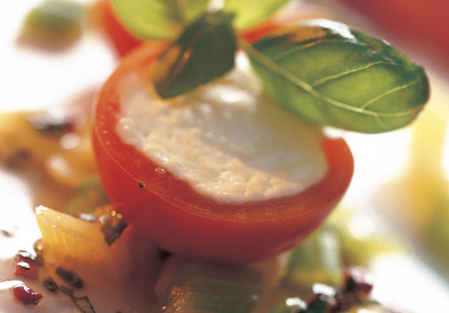 TOMATES FARCIES AU SBRINZ AOP ET VINAIGRETTE AU BASILIC