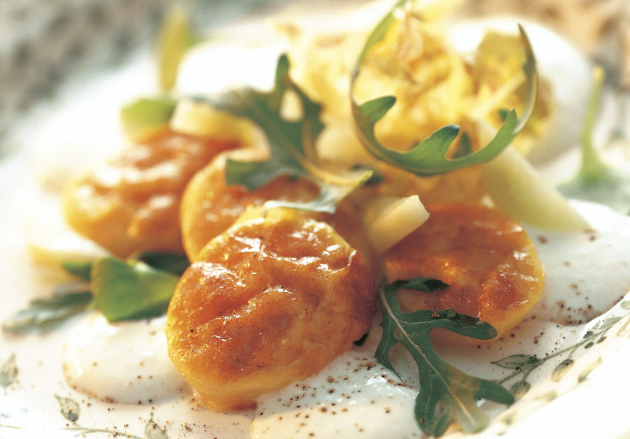 POMMES DE TERRE GRATINÉES AU GRUYÈRE AOP ET SALADE À LA SAUCE AU YOGOURT